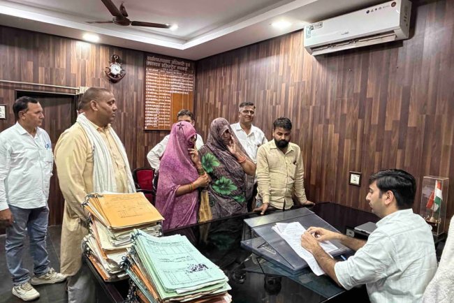 गांव करीली में जलभराव से हालात विकट, घरों तक पहुंचा पोखर का गंदा पानी
