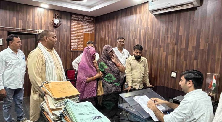 गांव करीली में जलभराव से हालात विकट, घरों तक पहुंचा पोखर का गंदा पानी