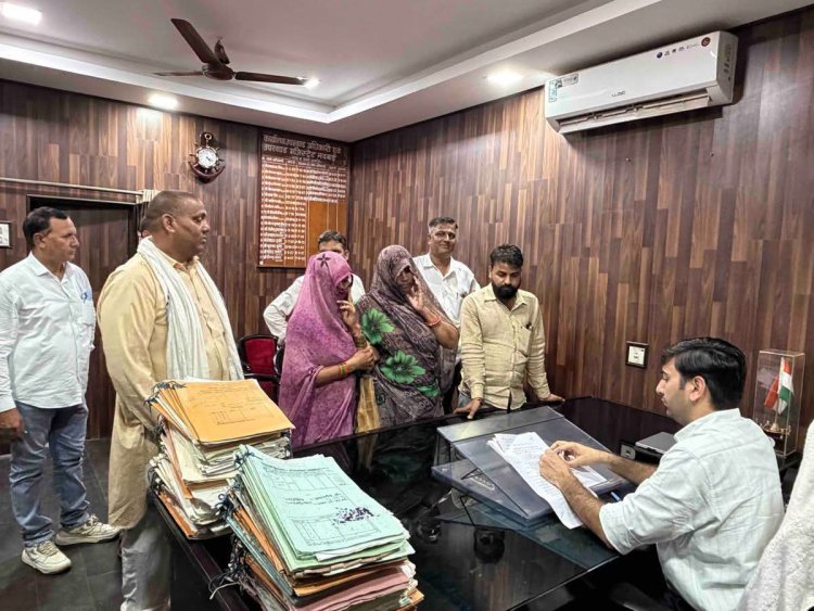गांव करीली में जलभराव से हालात विकट, घरों तक पहुंचा पोखर का गंदा पानी