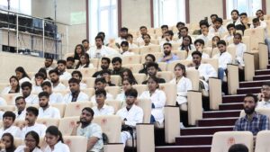 रूसी विश्वविद्यालय से बड़े पैमाने पर निकाले जाने…